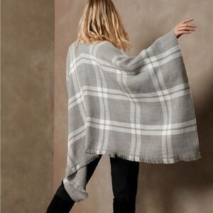 Banana Republic NWT  Grey White Plaid Poncho OS